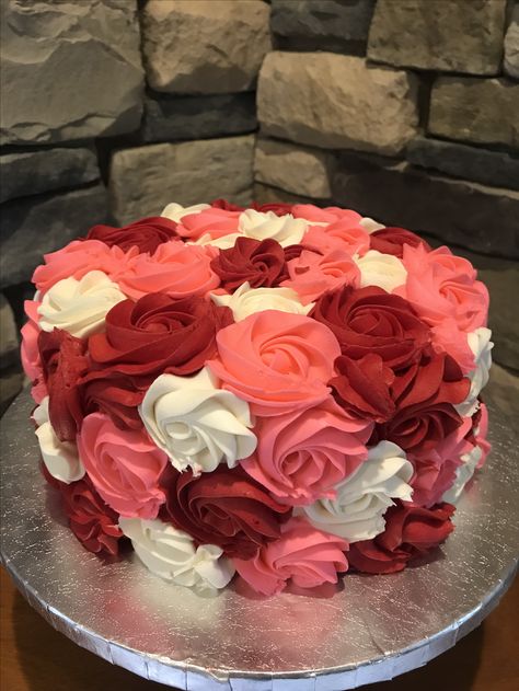 Rose cake! Rose Cake Ideas Birthday, Rose Flower Cake, Rose Cake Ideas, Rose Cakes, Roses Cake, Rose Birthday, Rose Birthday Cake, Red Rose Birthday Cake, Red Roses Cake Ideas