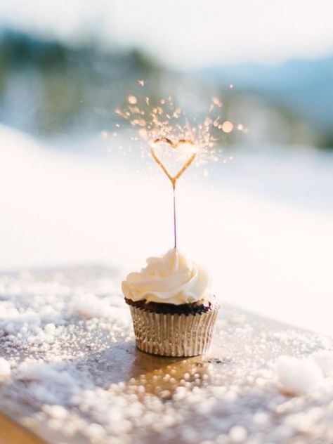 Heart Shaped Sparklers, Heart Sparklers, Decoration Buffet, Happy Birthday Cupcakes, Great Gatsby Wedding, July Holidays, Wedding Sparklers, Gatsby Wedding, Winter Wedding Inspiration