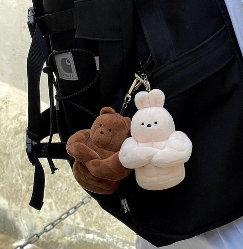 Keychain On Backpack, Cute Plush Keychain, Cadeau Photo, Warm Hug, Cute Stuffed Animals, Teddy Bears, Things To Buy, Little Things, Dream Life