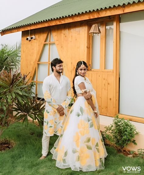 Couple Twinning Outfits Indian, Haldi Ceremony Outfit Simple, Haldi Ceremony Outfit For Groom, Haldi Ceremony Outfit For Bride Indian, Haldi Dress For Groom, Haldi Ceremony Outfit For Bride, Bridal Haldi Outfit, Couple Dress Matching, Haldi Bride