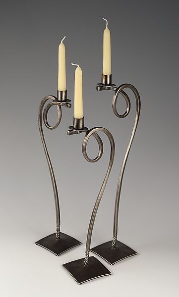 Deco Fer Forge, Wrought Iron Candle Holders, Iron Candle Holders, Wrought Iron Decor, Iron Jewelry, Iron Candlesticks, Blacksmith Projects, Standing Candle Holders, Taper Candle Holder