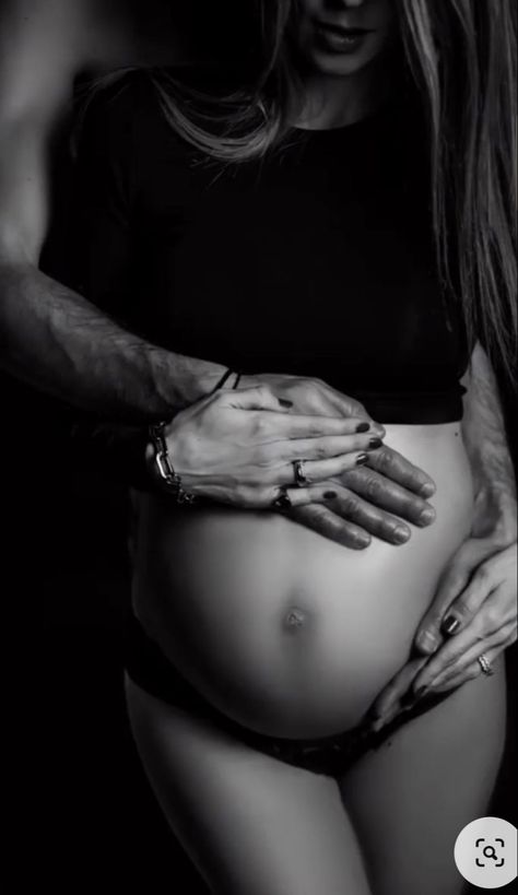 Maternity Photo Poses, Vom Avea Un Copil, Home Maternity Photography, Cute Pregnancy Photos, Pregnant Photography, Baby Bump Photoshoot, Maternity Studio Photoshoot, Pregnancy Announcement Photoshoot, Pregnancy Belly Photos