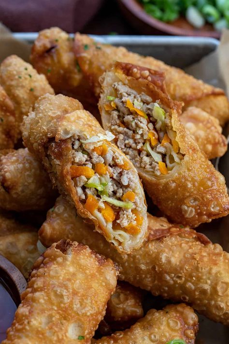 Eggroll Recipe, Chinese Egg Rolls, Egg Roll Filling, Homemade Egg Rolls, Restaurant Appetizers, Pork Egg Rolls, Popular Appetizers, Chinese Restaurants, Egg Roll Wrappers