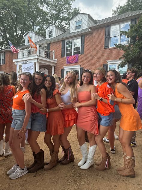 Clemson Aesthetic, Clemson Gameday Outfit, Clemson Gameday, Fb Games, College Gameday Outfits, Gameday Outfits, College Gameday, College Game Days, Oregon Ducks Football