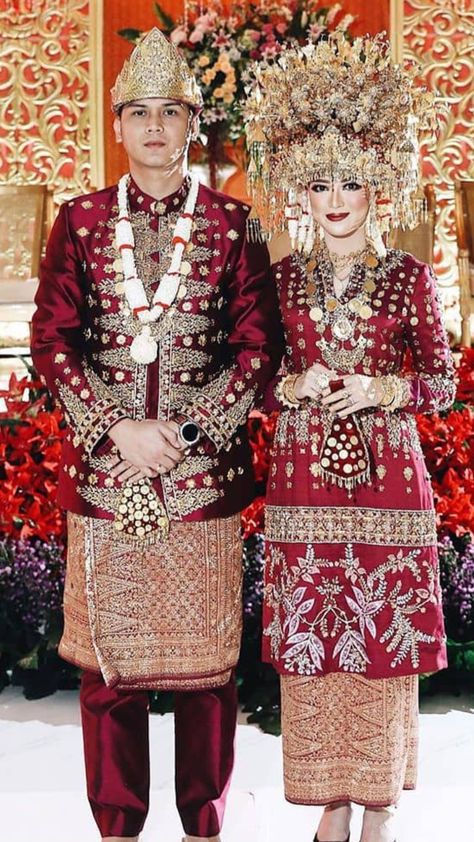 Gaun Abad Pertengahan, Indonesian Wedding, Wedding Portrait Poses, Wedding Muslim, Wedding Photoshoot Poses, Traditional Bride, Wedding Costumes, Traditional Wedding Dresses, Medieval Dress