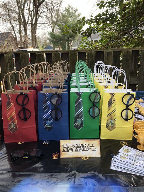 Harry Potter Classroom Party, Harry Potter 10th Birthday Party Ideas, Harry Potter Birthday Party Ideas Games, Harry Potter Theme Party Birthdays, Harry Potter Centerpiece Ideas, Harry Potter Baby Birthday, Harry Potter Sleepover, 15th Birthday Decorations, Trunker Treat Ideas