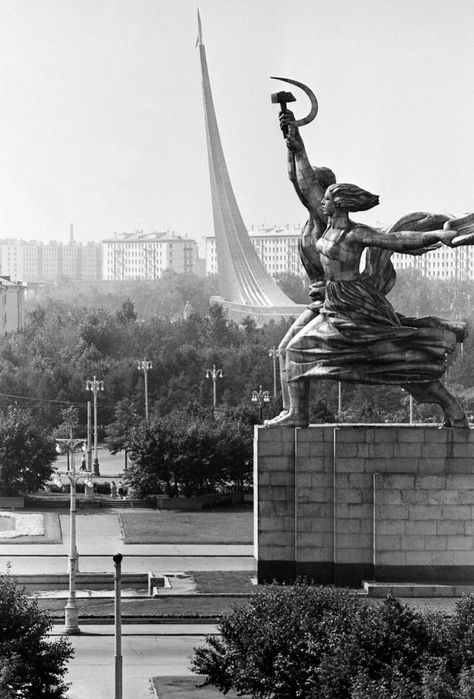 Worker and Kolkhoz Woman sculpture in Moscow. Photo by Naum Granovsky (August 1966) Union Of Soviet Socialist Republics, Back In The Ussr, Brutalism Architecture, History Jokes, Propaganda Art, Socialist Realism, Soviet Art, Historical Moments, Brutalist Architecture