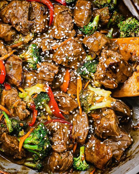 This is legit the best beef and broccoli stir fry recipe. The juicy flank steak, and fresh broccoli florets are tossed in a sticky and flavorful stir fry sauce. This is the perfect weeknight dinner recipe that can be made in under 30 minutes. It is also a great meal prep recipe that are freezer friendly. This beef and broccoli stir fry recipe will blow your mind! It is the MOST popular recipe in this SKS community. Give it a try and let me know what you think in the comment below! Mongolian Beef And Broccoli, Beef And Broccoli Sauce, Easy Beef Stir Fry, Chinese Beef And Broccoli, Beef Broccoli Stir Fry, Steak And Broccoli, Easy Beef And Broccoli, Beef Stir Fry Recipes, Beef Broccoli