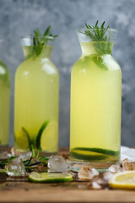 Vodka Drinks Easy, Rosemary Lemonade, Pink Lemonade Vodka, Cocktails Made With Vodka, Pomegranate Vodka, Vodka Mixed Drinks, Vodka Cocktails Easy, Flavored Lemonade, Homemade Lemonade Recipes