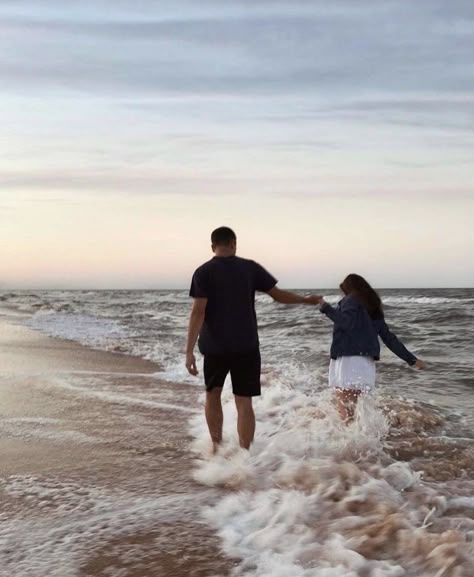 Couples Holiday, Couples Walking, Shotting Photo, Couple Picture Poses, Couple Beach, Beach Reading, Couple Photography Poses, Beach Poses, Paros