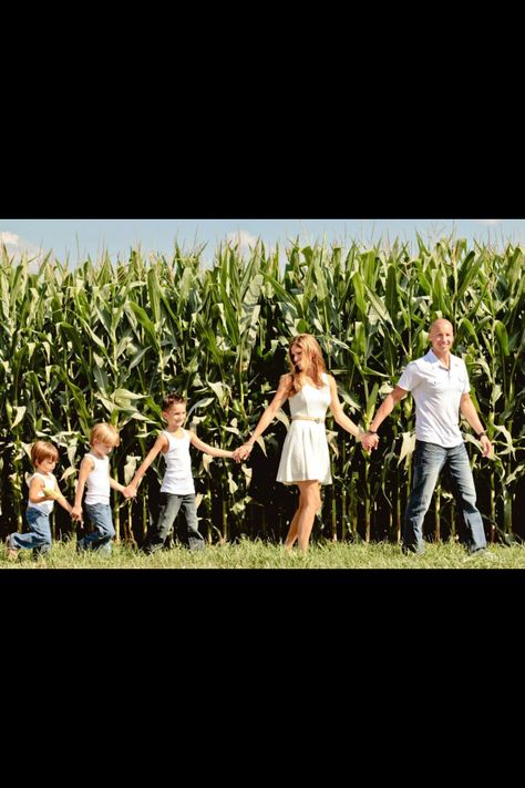 Family pic idea....or with just the kids... Sunflower Poses Picture Ideas Family, Cornfield Photoshoot Family, Fall Family Photos Corn Field, Cornfield Family Pictures, Family Photos Corn Field, Corn Field Family Pictures, Family Pictures On Farm, Corn Field Photoshoot Family, Fall Farm Family Pictures