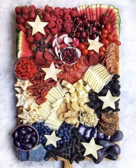 Charcuterie Board Ideen, Smores Dip, Patriotic Food, 4th Of July Desserts, Charcuterie Inspiration, Fourth Of July Food, Snack Board, Party Food Platters, Charcuterie And Cheese Board