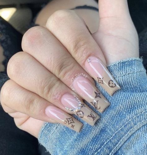 Gem Nail Art, Beautiful Wedding Nails, Latest Nails, Dior Nails, Gucci Nails, Nails Bling, Brown Nail, Nail Charm, Chanel Nails