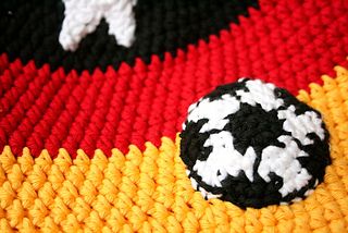 Soccer applique / Fussballapplikation - by elbpudel  Sponsored By: Grandma's Crochet Shop Crocheted Appliques, Crochet Soccer, Crochet Shop, Applique Pattern, Crochet Applique, Crochet Square, Easy Crochet Patterns, Crochet Motif, Cute Crochet