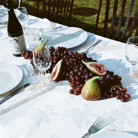 Styling by us…. figs & black grapes 🍇🍴🍸 | Instagram Figs Tablescape, Fig Table Decor, Fig Tablescape, Tablescape Moodboard, Fruit Tablescape, Sultry Wedding, Grapes Aesthetic, Fig Wedding, Dinner Outing