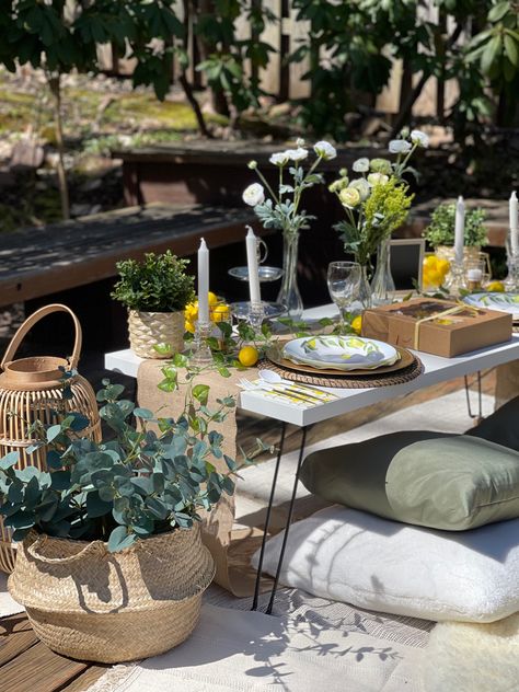 Earthy Picnic Aesthetic, Luxury Picnic Aesthetic, Picnic Pop Up, Woodsy Picnic, Mesas Aesthetic, Aesthetic Tablescape, Lemon Picnic, Picnic Tablescape, Bridal Picnic