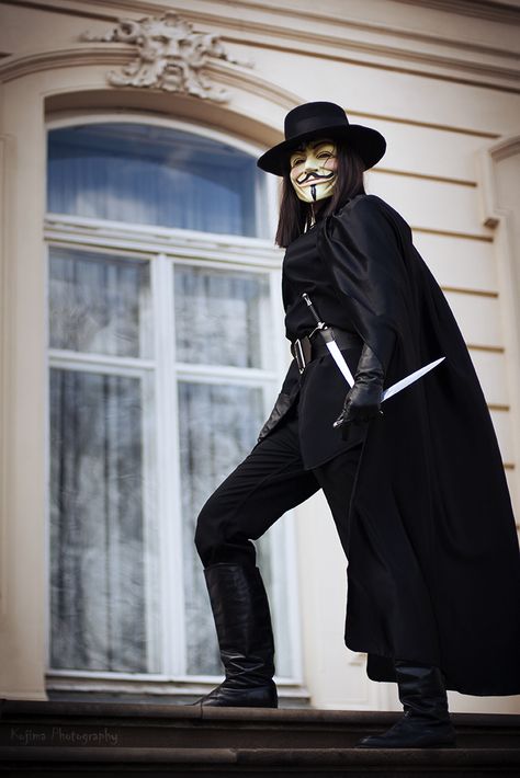 V for Vendetta 4 by *KinslayeR13 on deviantART V Pour Vendetta, The Fifth Of November, Anonymous Mask, V For Vendetta, Guy Fawkes, Epic Cosplay, Male Cosplay, Fantasias Halloween, Amazing Cosplay