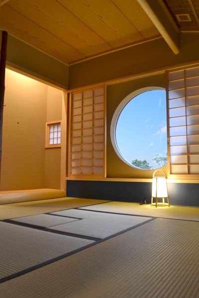 Japanese Windows Design, Japan Window Design, Ryokan Interior, Round Windows Ideas, Minimal Japanese House, Japanese Window Design, Japanese Round Window, Ryokan Japan Interior, Japanese Architecture Bedroom