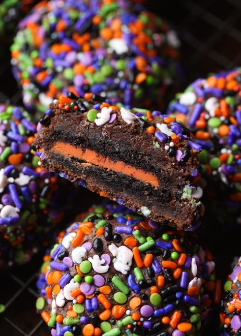 These Chocolate Sprinkle Halloween Cookies are an easy to make cookie recipe! Chocolate cookies with an Oreo baked inside are coated with festive sprinkles! Holiday Themed Desserts, Oreo Birthday Cake, Chocolate Halloween, Halloween Chic, Easy To Make Cookies, Oreo Flavors, Halloween Sprinkles, Classic Cheesecake, Halloween Chocolate