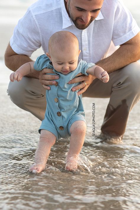 Beach Baby Photography, Family Beach Pictures Poses, Baby Beach Pictures, Baby Beach Photos, Beach Photoshoot Family, Family Beach Session, Baby Family Pictures, Beach Photography Family, Cute Family Photos