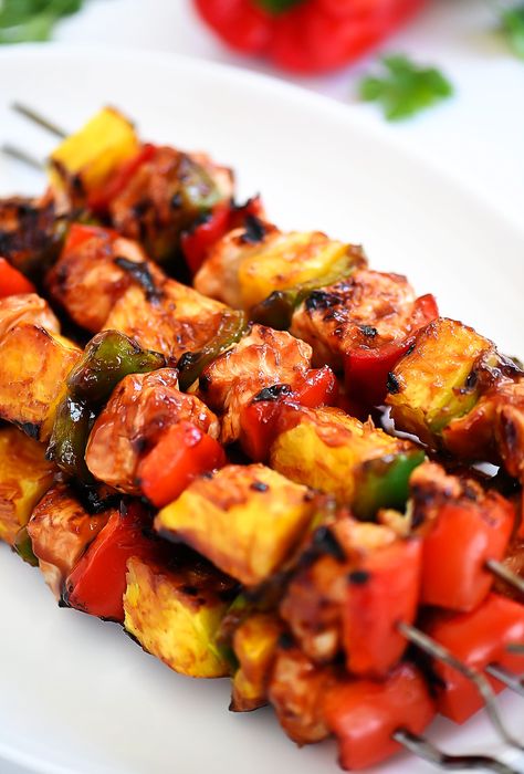 Sweet BBQ Chicken Kebabs Chicken Kebabs On The Grill, Teriyaki Casserole, Sweet Bbq Chicken, Hawaiian Barbecue, Teriyaki Chicken Casserole, Food Recipes For Dinner, Dinner Desserts, Kebabs On The Grill, Veggie Skewers