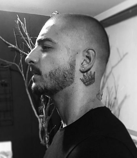 19 Classy Neck Tattoo Ideas & 46 Examples / Style Dieter Crown Neck Tattoo, Crown Tattoo Men, Neck Tattoo Ideas, Behind Ear Tattoos, Iphone Wallpaper Blur, Crown Tattoo Design, Geisha Tattoo, Map Tattoos, Ear Tattoos