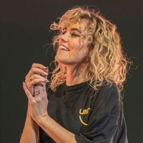 Taya Smith Gaukrodger - Hillsong UNITED #tayasmith #tayagaukrodger #hillsongunited Taya Smith, Hillsong United, Christian Music, South Wales, Curly Hair, Curly Hair Styles, Dreadlocks, The Unit, Hair Styles