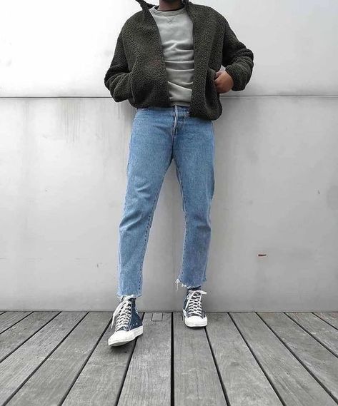 Look 80s, Baskets Converse, Levis Outfit, Jeans And Converse, Mens Casual Outfits Summer, Mens Trendy Outfits, Street Style Outfits Men, Guys Clothing Styles, Men Stylish Dress