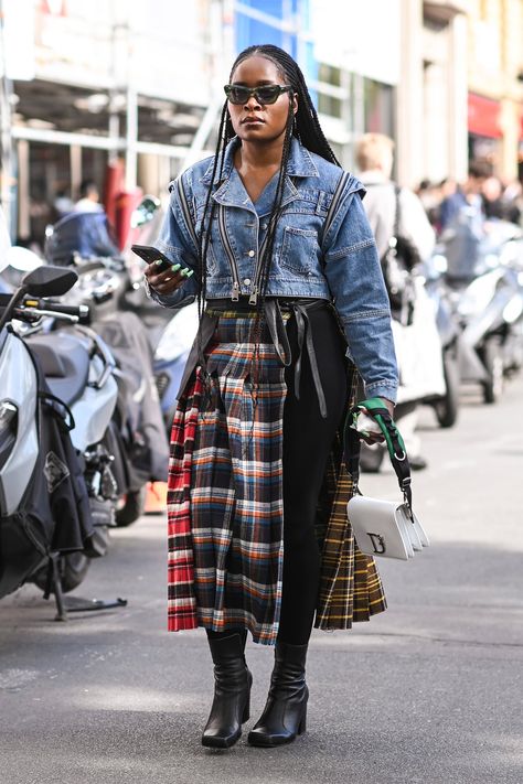 Nyfw 2023 Street Style Fall, Paris Fashion Week Fall 2023 Street Style, Paris Fashion Week 2024 Street Style, Fashion Week Street Style 2024, Street Chic Winter, Cold Weather Street Style, Nola Fashion, Paris Winter Fashion, Layering Fits