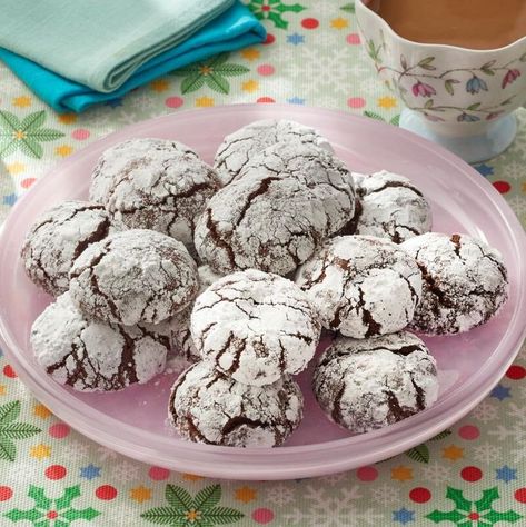 thanksgiving dessert recipes chocolate crinkle cookies Pioneer Woman Cookies, Chocolate Crinkle Cookies Recipe, Today Is Monday, Crinkle Cookies Recipe, Chocolate Crinkle, Popular Cookies, Holiday Desserts Table, Chocolate Crinkle Cookies, Holiday Favorite Recipes