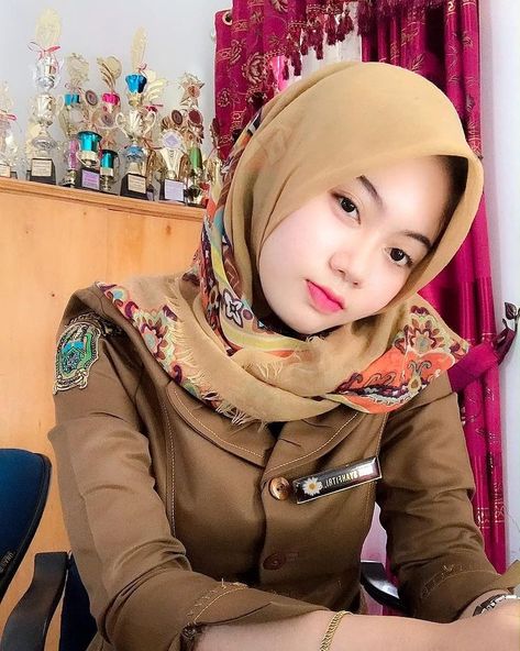 Dian Syahfitri,S.kom🌻 di Instagram "Kalau gak dikasih kepastian ya udh tinggalin berarti gak serius! Hehehe" Hijab Chic, Abaya Dress, Fesyen Hijab, Dream Girl, Muslim Girls, Hey Girl, Beautiful Hijab, Beauty Face, Hijab Fashion