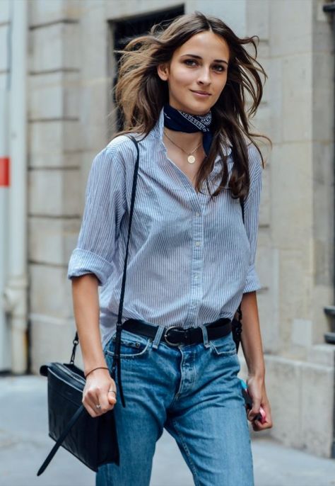 Spring Style Idea: Tie One On Parisisk Chic, Minimalisticky Chic, Outfits With Scarves, Casual Chique Stijl, French Minimalist, Street Style New York, Looks Jeans, French Street Fashion, Walking Down The Street