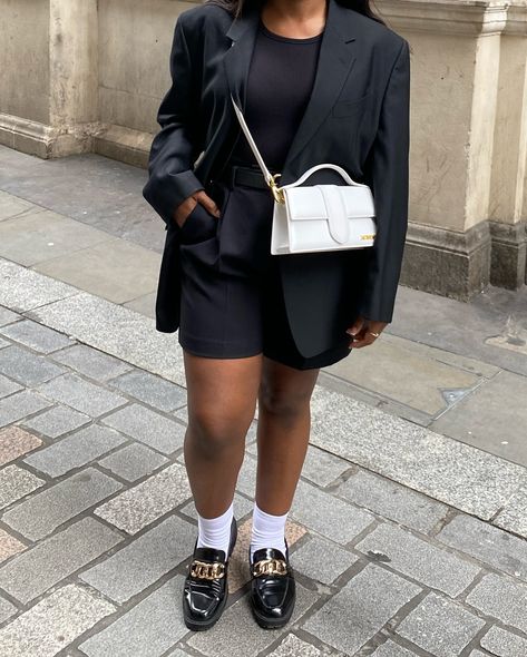 POV : When you’re ready for autumn but the weather doesn’t agree so you wear shorts 🖤🖤🖤 . . . . #wiw#newoutfitpost#streetstyle#myoutfit#mystyle#wiwt#tailoring#whattowear#whattowearwithablazer#oversizedblazer#minimalstyling#preppystyle#taloiredoutfit#streetstyleoutfit#dailyoutfitideas#dailyfashionlooks#pinterestinspired#whattowearnow#streetstyleoutfit#discoverunder5k#outfitcheck#minimallook,oversized blazer outfit,ootd,daily outfits,autumn fashion,styling,outfit inspiration,fashion content, pr... Plus Size Black Blazer Outfits, Oversized Blazer With Shorts, Plus Size Black Blazer, Oversized Blazer Outfit, Blazer With Shorts, Black Blazer Outfit, Ready For Autumn, Fashion Content, Blazer Outfit