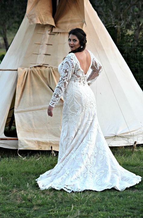 Boho bridal photoshoot with native american teepee White Leather Wedding Dress, Western Style Wedding Dress, Native American Wedding Dress, Older Bride Dresses, Leather Wedding Dress, American Wedding Dress, Native American Wedding, Wedding Dresses Images, Plus Wedding Dresses