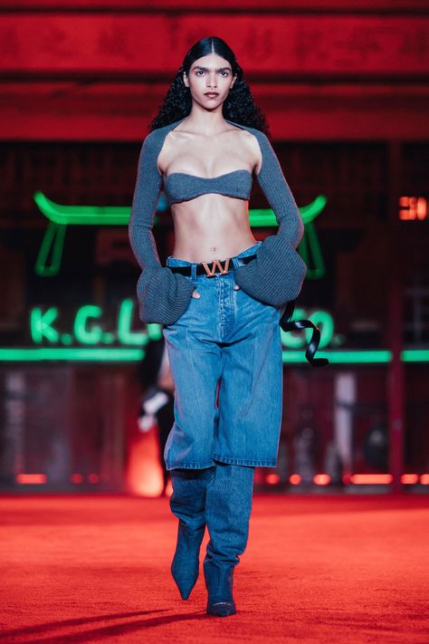 Blue Jean Outfits, Gamine Style, Model Look, Cooler Look, Famous Models, Fall 2022, Fashion Show Collection, Lingerie Fashion, Kim Kardashian