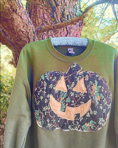 Quilted Pumpkin Sweatshirt, Sewing Tshirt Ideas, Work Halloween Outfits, Granny Core Outfits, Easy Adult Crafts, Patch Sweatshirt Diy, Fabric Applique Diy, Pumpkin Quilt, Quilt Patch