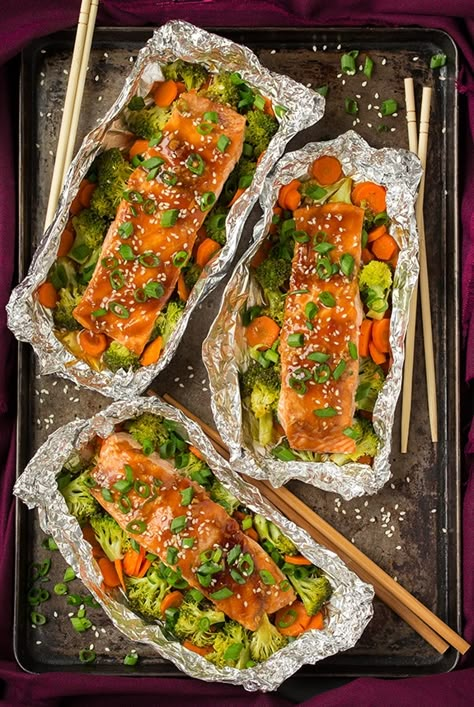 Honey Teriyaki Salmon, Healthy Salmon Dinner, Salmon And Veggies, Salmon In Foil Recipes, Salmon In Foil, Garlic Butter Salmon, Plats Healthy, Healthy Salmon Recipes, Healthy Salmon