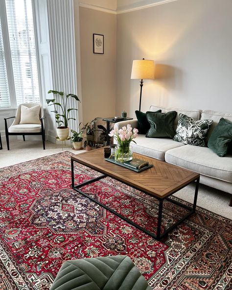 Living Room Decor On Carpet, Aesthetic Carpet Living Room, How To Style A Red Persian Rug, Orient Rug Living Room, Persian Carpet Dining Room, Living Room Decor Persian Rug, Red Vintage Carpet Living Room, Persian Mat Living Room, Persian Home Interior Design