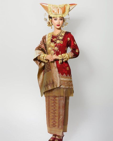 Indonesian Traditional Clothes Women, Indonesian Traditional Clothes, Indonesia Traditional Clothes, Malaysian Clothes, Cultural Costumes, Sea Clothing, Indonesia Traditional, Indonesian Wedding, Sea Clothes