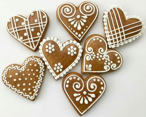 Gingerbread cookie design? Gingerbread Cookies Decorated, Christmas Biscuits, Gingerbread Decorations, Christmas Gingerbread House, Xmas Cookies, Christmas Cookies Decorated, Christmas Sugar Cookies, Valentine Cookies, Iced Cookies