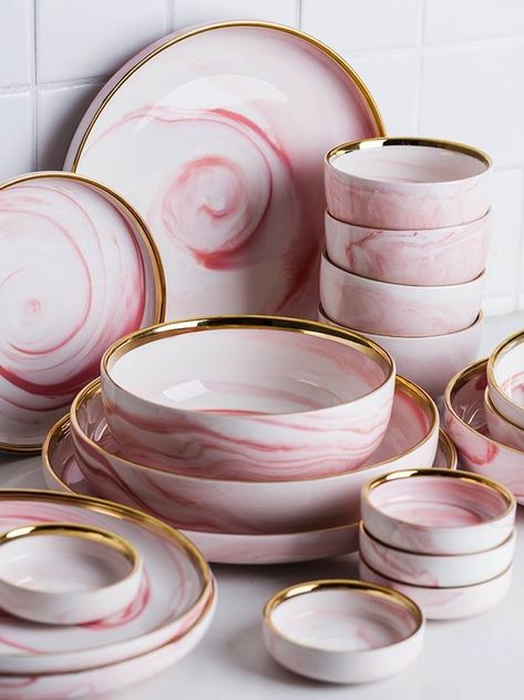 Here we listed the top 5 dinnerware sets for romantic dinner, modern dining and casual gathering! #dinnerset #dinnerwareset #bestdinnerset #dining #dinner #dinnerideas #dinnertime #gibson #corelle #dishes #plates #mugs Assiette Design, Jelly Shots, Kitchen Decor Collections, Dinnerware Set Modern, Crockery Design, Desain Pantry, Tanah Liat, Pink Kitchen, Kitchen Marble