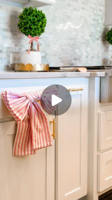 Aly McDaniel on Instagram: "How cute are these kitchen towel bows? 
🎀 Comment LINKS and I’ll send you a direct link to your DM’s! Who was the first person to share this genius idea??? Cause all I gotta say is BRAVO!" Kitchen Towel Folding Ideas, Dish Towel Display Ideas, Fold Kitchen Towels, Kitchen Towels Hanging Ideas, Towel Hanging Ideas, Towel Folding Ideas, Kitchen Towels Hanging, Towel Folding, Cabin Kitchen