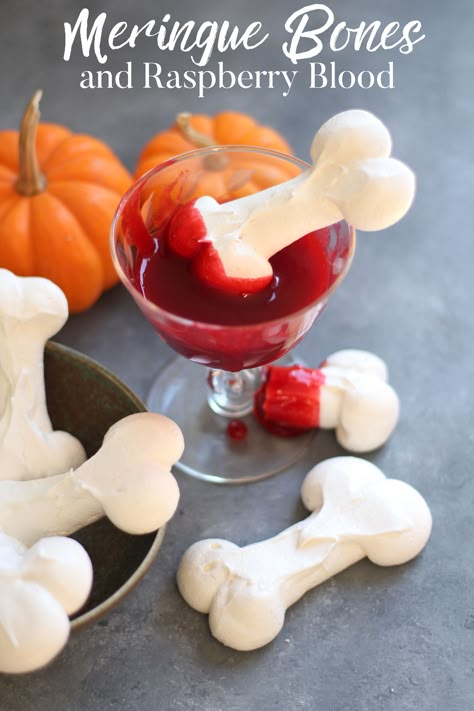 Meringue Bones, Halloween Meringue, Bone Cookies, Recetas Halloween, Diy Halloween Treats, Dulces Halloween, Spooky Food, Halloween Dessert, Raspberry Sauce