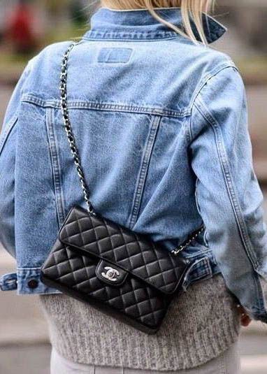 Best Cross Body Bags / street style fashion #fashion #womensfashion #streetstyle #ootd #style  / Pinterest: @fromluxewithlove Grey Knitwear, Chanel Classic Flap Bag, Knitwear Inspiration, Street Style Bags, Mode Tips, Chanel Outfit, Chanel Cruise, Bag Chanel, Classic Flap Bag