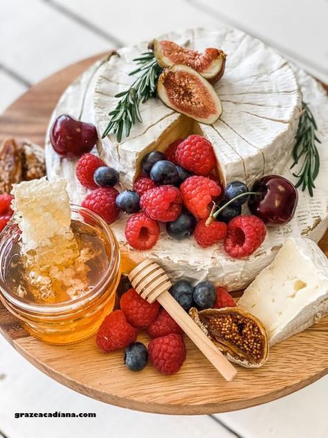 Brie Wheel Charcuterie, Christmas Party Grazing Table, Bread Table Ideas, Wedding Charcuterie Table, Grazing Table Ideas, Christmas Platters, Peanut Butter And Banana, Catering Ideas Food, Charcuterie Inspiration