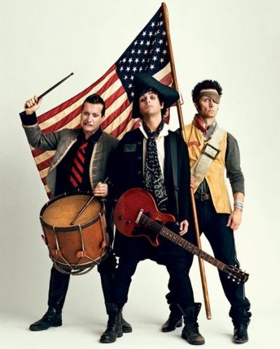 Green Day gets patriotic in this behind-the-scenes shot from the May 28, 2009 cover shoot. Billy Joe Armstrong, Green Day Billie Joe, Tré Cool, Good Charlotte, Joe Armstrong, Billie Joe Armstrong, Musica Rock, I'm With The Band, New Rock