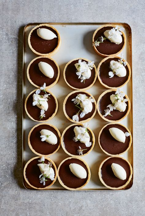 Chocolate praline tartlets | Food and Travel Magazine Dessert Tarts Mini, Hazelnut Paste, Christmas Cookies Packaging, Spring Baking, Sweet Pastry, Tart Dessert, Mini Tart, Elegant Desserts, Chocolate Delight