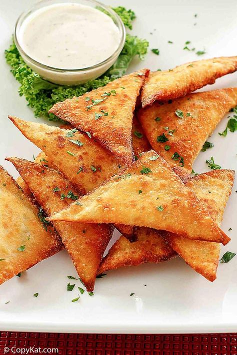 Jalapeno Popper Wontons are great finger food bites for game day or any fun occasion. Get the easy recipe to make the best jalapeno poppers with cream cheese, Cheddar cheese, fresh jalapeno pepper, and wonton wrappers. Deep fried and crispy, these wontons will quickly disappear! #wontons #gamedayfood #easyappetizerrecipes #jalapenos #partyappetizers Wong Tong Wrappers Recipes, Jalapeno Popper Wontons, Gluten Free Wonton Wrappers, Jalapeno Recipe, Fresh Jalapeno, Best Jalapeno Poppers, Jalapeno Wonton Poppers, Wonton Wrapper Recipes, Food Bites