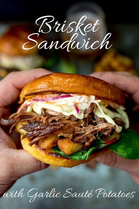 This Brisket Sandwich with garlic sauté potatoes and homemade coleslaw is proper man-food - perfect for Father's day! Recept Sandwiches, Slow Cooked Brisket, Sandwich Vegetarian, Sauteed Potatoes, Brisket Sandwich, Homemade Coleslaw, Hot Sandwich, Brisket Recipes, Man Food