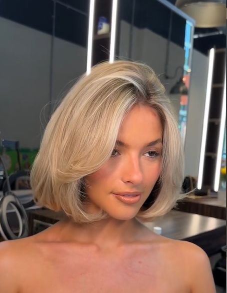 #olaplexconsultation #roundbrush #shark #blowdryer #rebuildinghairstructure #glossyhair #shinyhair #blondebob #ad #oldmoneyblonde #oldmoneybob #oldmoneyblondebob Old Money Bob, Julianne Hough Bob, 1990s Hair, Blond Bob, Diy Hair Wig, Brown Hair Looks, Blonde Bob Hairstyles, Blonde Curly Hair, Glossy Hair